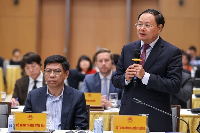 Deputy Minister of Natural Resources and Environment Le Minh Ngan (standing) speaks at a dialogue between Prime Minister Pham Minh Chinh and foreign-invested enterprises in Hanoi, October 16, 2023. Photo courtesy of the government's news portal.