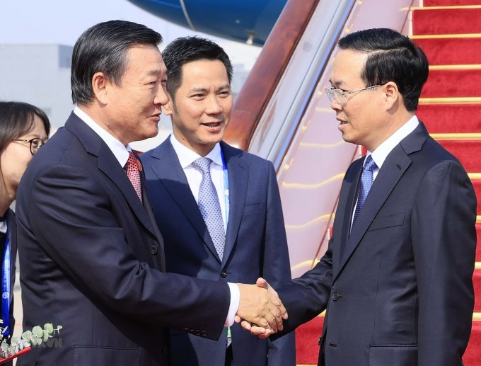 Vietnamese State President Vo Van Thuong is welcomed by Chinese Minister of Housing and Urban-Rural Construction Ni Hong at Beijing Capital International Airport, October 17, 2023. Photo courtesy of Vietnam News Agency.