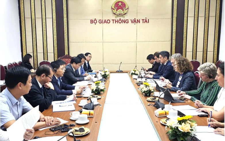 A meeting between Vietnamese government officials led by Transport Minister Nguyen Van Thang and a World Bank delegation led by Country Director for Vietnam Carolyn Turk in Hanoi, October 16, 2023, discussed loans of $5-7 billion for infrastructure development. Photo courtesy of Giao Thong (Transport) newspaper.