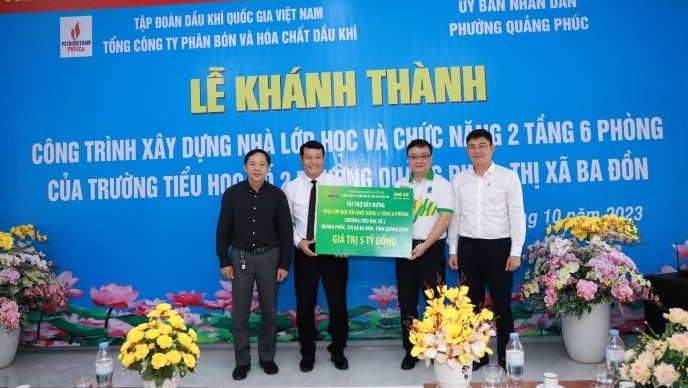 A PVFCCo representative symbolically hands over the classroom building to Primary School No. 2 in Quang Binh province, central Vietnam. Photo courtesy of Petrovietnam.