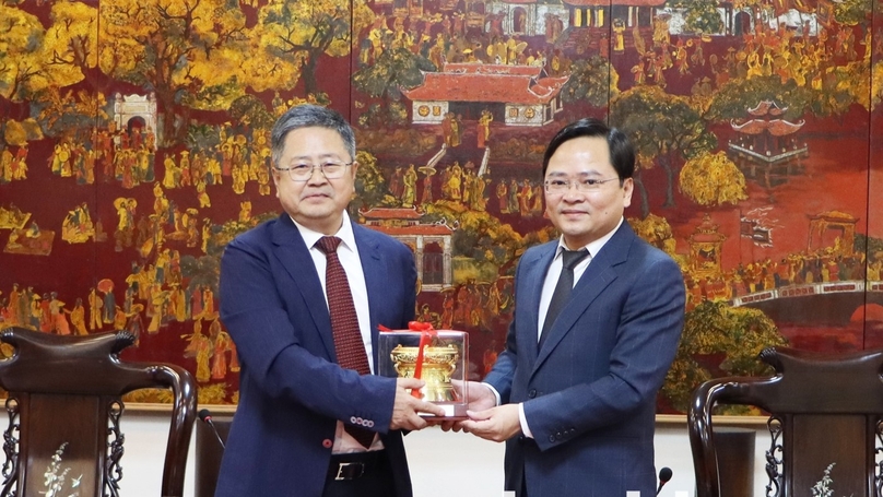 Nguyen Anh Tuan (right), Secretary of Bac Ninh Party Committee, meets with Goertek chairman Jiang Bin in the northern province, October 17, 2023. Photo courtesy of Bac Ninh's news portal.