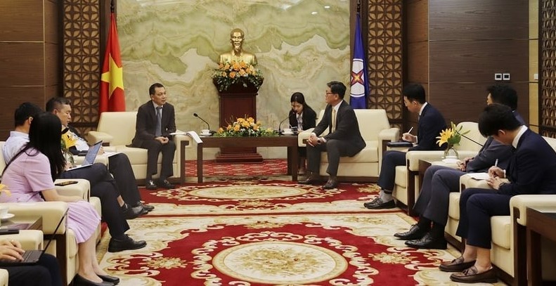 Vietnam Electricity (EVN) chairman Dang Hoang An (left) and GS Energy general director Kim Sung Won meet in Hanoi, October 17, 2023. Photo courtesy of EVN.
