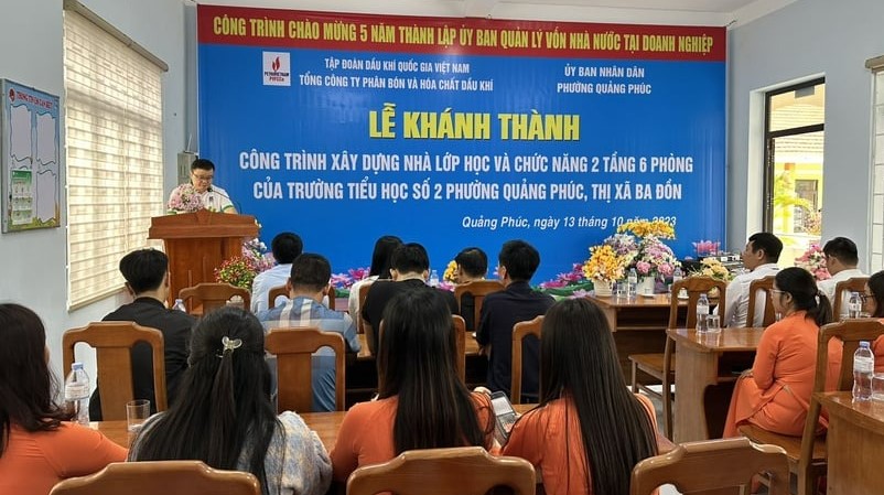 The ceremony to inaugurate and hand over the classroom building to Primary School No. 2 in Quang Binh province, central Vietnam. Photo courtesy of Petrovietnam.