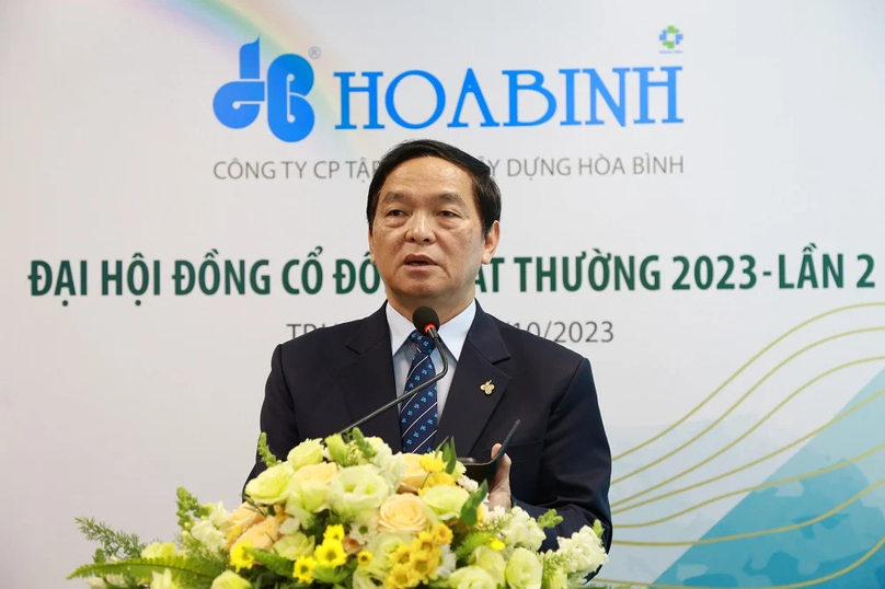 Hoa Binh Construction Group chairman Le Viet Hai speaks at the second extraordinary general meeting of shareholders in 2023, October 18, 2023. Photo courtesy of the company.