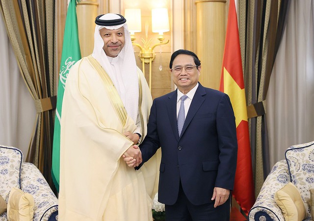 Vietnam’s Prime Minister Pham Minh Chinh (right) shakes hands with executive vice president of Aramco Yasser M.Mufti, October 19, 2023. Photo courtesy of the government's news portal.