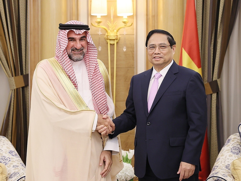 Prime Minister Pham Minh Chinh (right) and Yasir Al-Rumayyan, head of Saudi Arabia's Public Investment Fund meet in Saudi Arabia, October 19, 2023. Photo courtesy of the government's news portal.