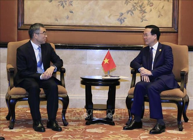 Vietnamese President Vo Van Thuong (right) meets with Liang Hua, chairman of Huawei in Beijing, October 19, 2023. Photo courtesy of Vietnam News Agency.