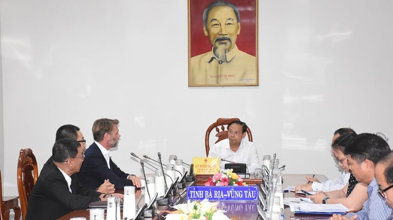 Nguyen Van Tho (center), Chairman of Ba Ria-Vung Tau province, meets with senior executives of Harvest Waste B.V. in the southern province, October 18, 2023. Photo courtesy of Ba Ria-Vung Tau newspaper.