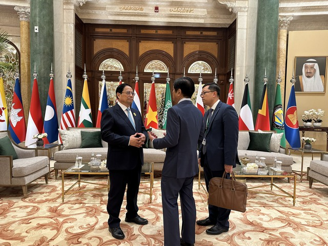 Vietnamese Prime Minister Pham Minh Chinh (left) met Philippine President Ferdinand Romualdez Marcos Jr. on the occasion of attending the ASEAN-GCC Summit in Saudi Arabia, October 20, 2023. Photo courtesy of Vietnam's goverment news portal.