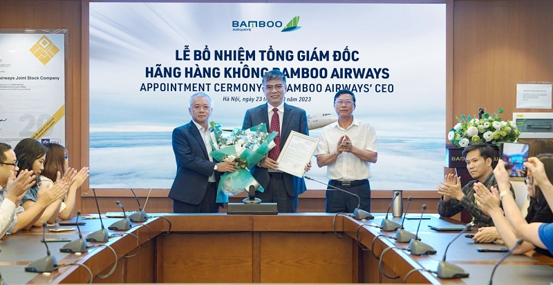 Luong Hoai Nam (middle) receives the appointment decision at a ceremony in Hanoi, October 23, 2023. Photo courtesy of the company,