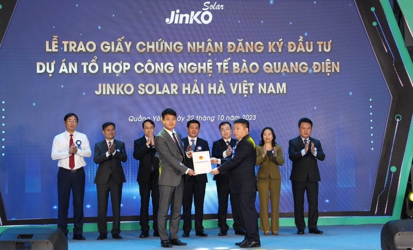 Hoang Trung Kien (front, right), head of Quang Ninh Economic Zone Authority, grants an investment certificate to Jinko Solar, in Quang Ninh province, northern Vietnam, October 22, 2023. Photo courtesy of Quang Ninh's news portal.