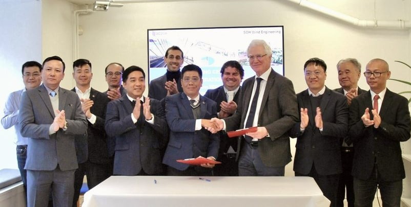Representatives of Vietnamese construction firm Deo Ca and Denmark's SOH Wind Engineering sign an agreement in Copenhagen, October 23, 2023. Photo courtesy of Giao Thong (Transport) newspaper.