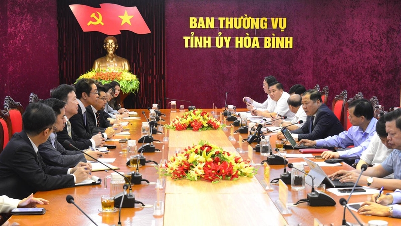 Executives of Japanese firm Meiko Electronics (left) meet with Hoa Binh officials in the northern province, October 23, 2023. Photo courtesy of Hoa Binh newspaper.
