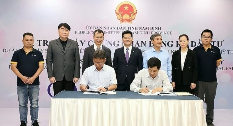 Nam Dinh Vice Chairman Tran Anh Dung (center, behind) at an agreement signing ceremony between P-Duke and My Thuan Industrial Park in the province, northern Vietnam, October 21, 2023. Photo courtesy of Nam Dinh newspaper.