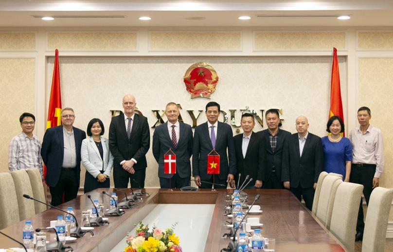 Các đại biểu tại cuộc gặp giữa Bộ Xây dựng và nhà sản xuất trang sức Đan Mạch Pandora tại Hà Nội, ngày 23 tháng 10 năm 2023. Ảnh do Bộ Xây dựng cung cấp.