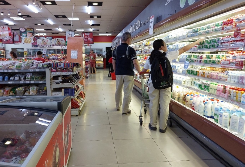 Customers are seen shopping at a Vinmart supermarket in Hanoi, October 23, 2023. Photo by The Investor/Minh Tuan.