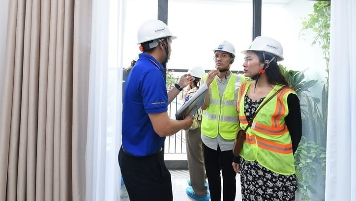 Customers visit an apartment about to be handed over. Photo by The Investor/Gia Huy.