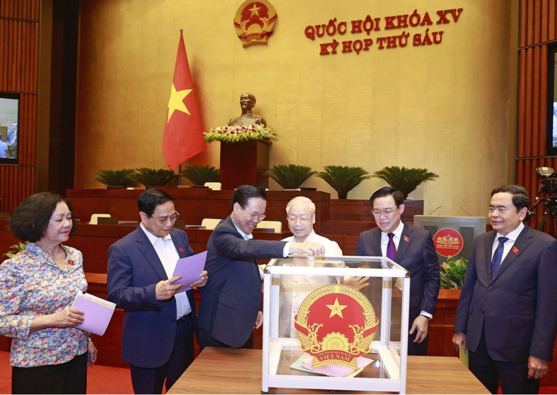 Vietnam's National Assembly members participate in a confidence vote for 44 officials held at the ongoing parliamentary session, October 25, 2023. Photo courtesy of Vietnam News Agency.
