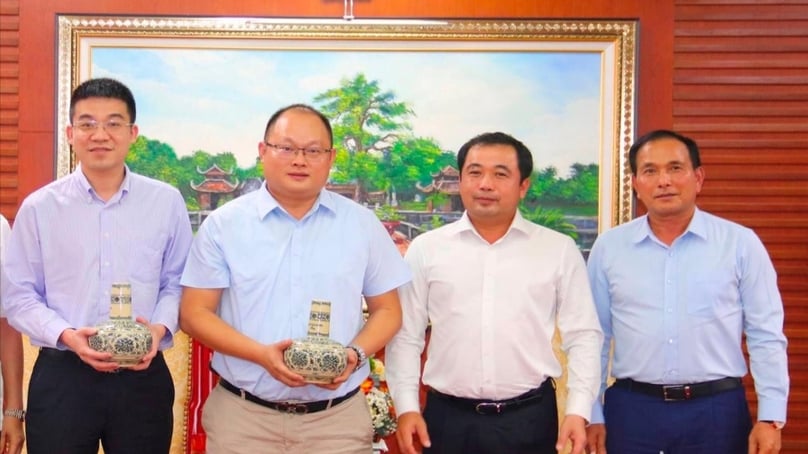 Tran Duc Thang (right, second), chief of Hai Duong Party Committee, at a meeting with business executives in Hai Duong province, northern Vietnam, October 25, 2023. Photo courtesy of Hai Duong newspaper.