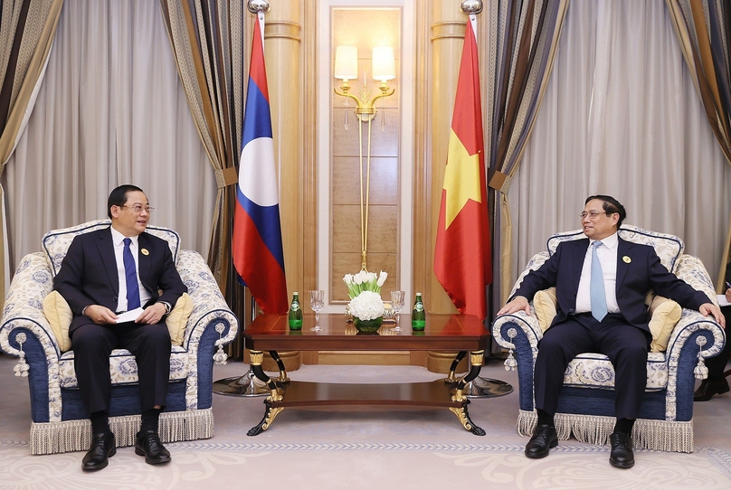 Vietnamese Prime Minister Pham Minh Chinh (right) and Lao Prime Minister Sonexay Siphandone meet in Saudi Arabia, October 20, 2023. Photo courtesy of the government's news portal.