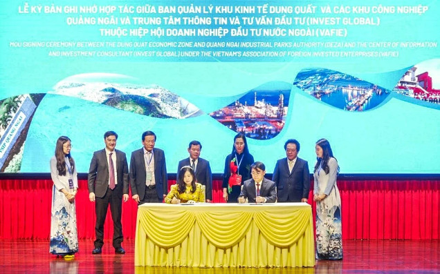 Reperesentatives of Quang Ngai's Management Board of Dung Quat Economic Zone and Industrial Parks and Invest Global sign an MoU in Hanoi, October 25, 2023. Photo by The Investor/Quang Tuyen.