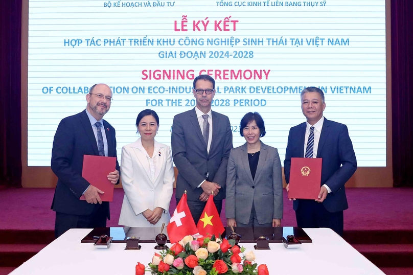 Deputy Minister of Planning and Investment Nguyen Bich Ngoc (second, right) at a signing ceremony for Vietnam-Switzerland cooperation in eco-industrial park development in Hanoi, October 25, 2023. Photo courtesy of the ministry.