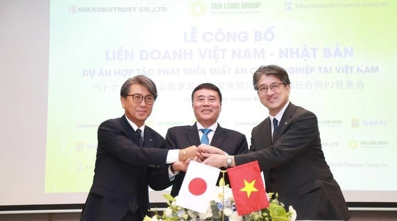Executives of Tan Long, Nikkokutrust, and Tokyo Kiraboshi at a signing ceremony in Ho Chi Minh City on October 25, 2023. Photo courtesy of Thanh Nien (Young People) newspaper.