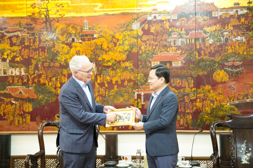 John Neuffer (trái), chủ tịch kiêm Giám đốc điều hành Hiệp hội Công nghiệp Bán dẫn Hoa Kỳ (SIA), tại cuộc gặp với chính quyền tỉnh Bắc Ninh, miền bắc Việt Nam, ngày 27 tháng 10 năm 2023. Ảnh do báo Lao động cung cấp.