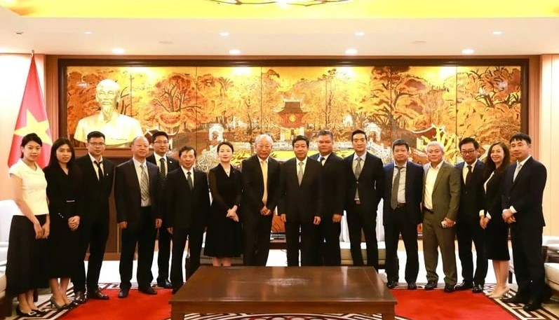 Representatives of Hanoi authorities and China Pacific Construction Group post for a group photo. Photo by The Investor/Lien Ha.