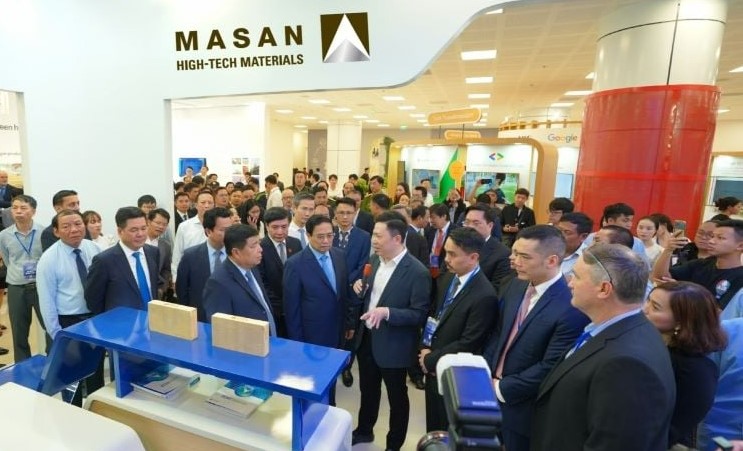 Prime Minister Pham Minh Chinh visits the booth of Masan High-Tech Materials at Vietnam International Innovation Expo 2023. Photo courtesy of the company.