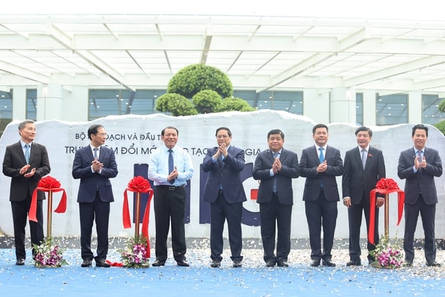 Prime Minister Pham Minh Chinh, ministers and officials join the NIC inauguration ceremony, October 28, 2023. Photo courtesy of the government's news portal.