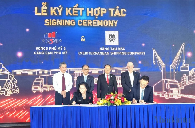 Nguyen Thi Thao Nhi, board chairwoman of Thanh Binh Phu My JSC, signs an agreement with an international firm to exploit Phu My Inland Port. Photo by The Investor/Gia Huy.