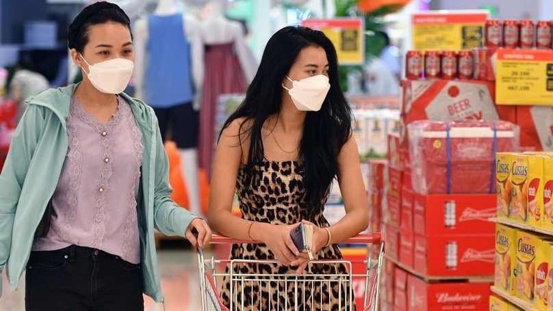 Customers at a supermarket in Hanoi. Photo courtesy of VietNamNet newspaper.