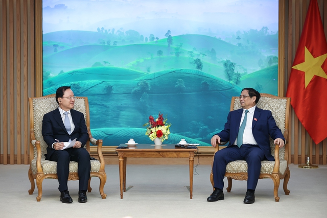 Prime Minister Pham Minh Chinh (right) hosts a reception for chief financial officer of Samsung Group Park Hark Kyu in Hanoi, October 31, 2023. Photo courtesy of the government's news portal.