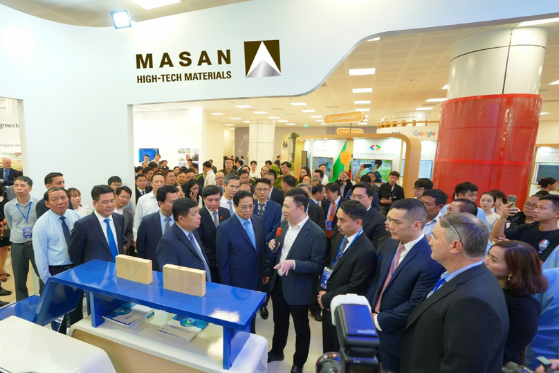Prime Minister Pham Minh Chinh attends a booth of Masan High-Tech Materials at Vietnam International Innovation Expo 2023, October 28, 2023. Photo courtesy of the company.
