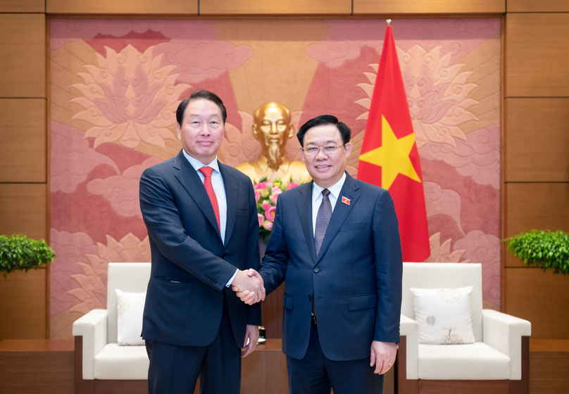 SK Group chairman Chey Tae-won and National Assembly Chairman Vuong Dinh Hue (right) at a meeting in Hanoi, October 27, 2023. Photo courtesy of the National Assembly.