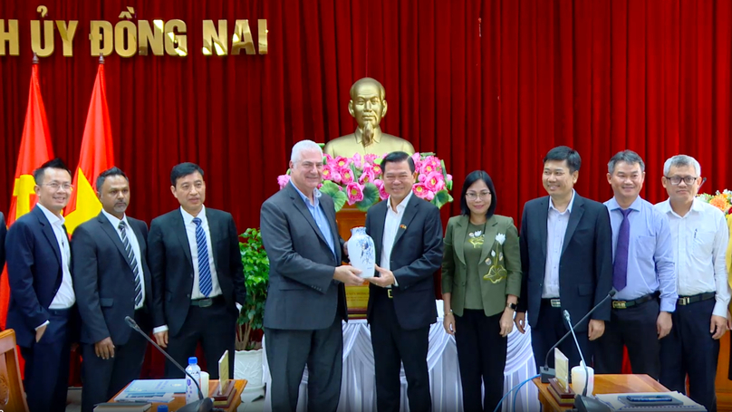 Coherent Corp senior vice president Steve Rummel (fourth, left) and Nguyen Hong Linh, Secretary of the Dong Nai Party Committee, meet in the province, southern Vietnam, October 31, 2023. Photo courtesy of Dong Nai newspaper.