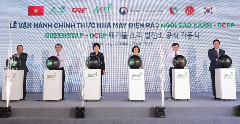 South Korean Minister of Environment Han Wha-jin (third, left) and Bac Ninh Chairwoman Nguyen Huong Giang (third, right) at the launching ceremony of Green Star power plant in Bac Ninh province, northern Vietnam, November 1, 2023. Photo courtesy of Thanh Tra (Inspection) magazine.
