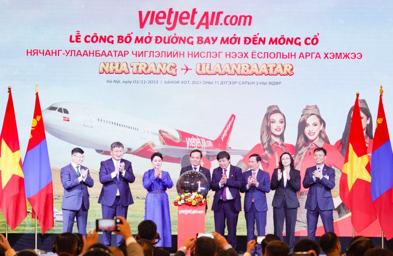 Budget cardrier Vietjet Air announces a direct flight between Nha Trang and Ulaanbaatar in the presence of Mongolian President Ukhnaagiin Khurelsukh and Vietnam's Deputy Prime Minister Tran Luu Quang at a ceremony in Hanoi, November 2, 2023. Photo courtesy of Vietjet,