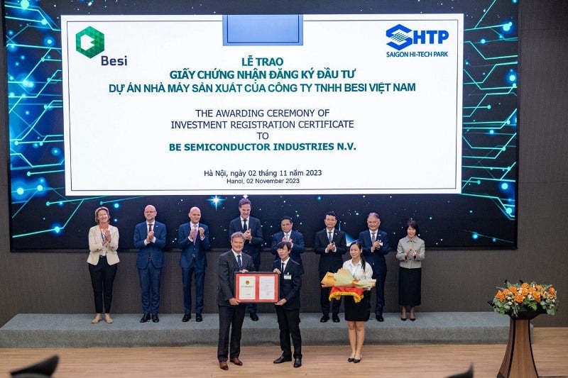 Besi receives an investment certificate in Hanoi on November 2, 2023. Photo courtesy of Ho Chi Minh City's news portal.