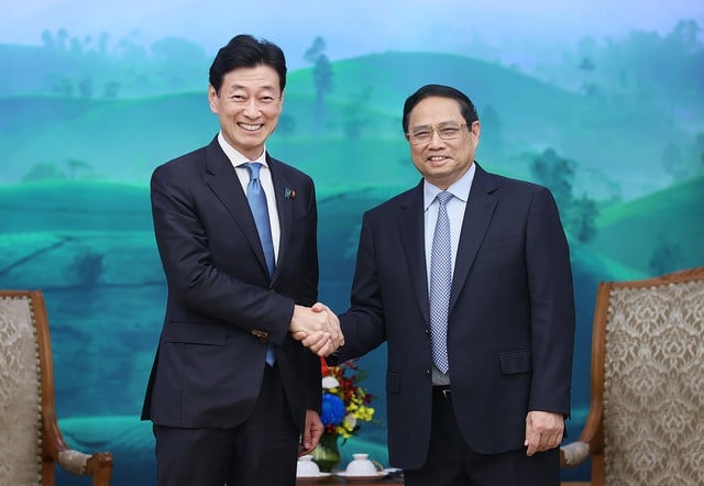 Vietnamese Prime Minister Pham Minh Chinh (right) hosts a reception for Japanese Minister of Economy, Trade and Industry Nishimura Yasutoshi in Hanoi, November 3, 2023. Photo courtesy of the government's news portal.