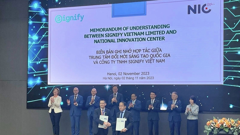 Signify Vietnam and the National Innovation Center sign an agreement in Hanoi on November 2, 2023. Photo courtesy of National Innovation Center.