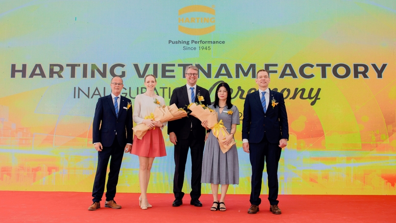 CEO Philip Harting (middle) is flanked on the left by German Embassy Economic Attache Alexandra Westwood and Harting GM Marcus Göttig; on the right by Hai Duong Industrial Zone vice chairwoman Nguyen Thuy Hang and Harting operations director Andreas Conrad in Hai Duong province, northern Vietnam, November 2, 2023. Photo courtesy of Harting.
