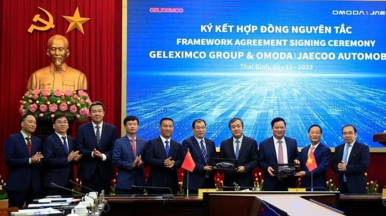 Executives of Geleximco and Omoda & Jaecoo at the signing ceremony for setting up an automobile manufacturing/assembly plant in Thai Binh province, northern Vietnam, November 2, 2023. Photo courtesy of Thai Binh's news portal.