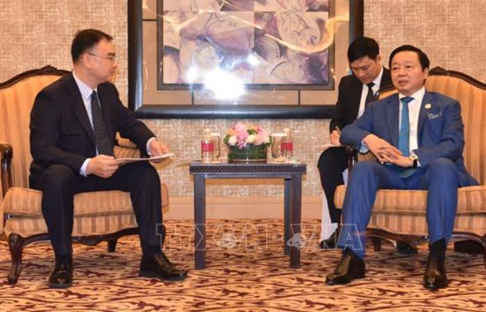 Phó Thủ tướng Việt Nam Trần Hồng Hà (Phải) gặp Tao Long Zhong, người sáng lập và Chủ tịch Tập đoàn Năng lượng Mới Giang Tô, tại Thượng Hải, ngày 5 tháng 11 năm 2023. Ảnh do cổng thông tin chính phủ Việt Nam cung cấp.