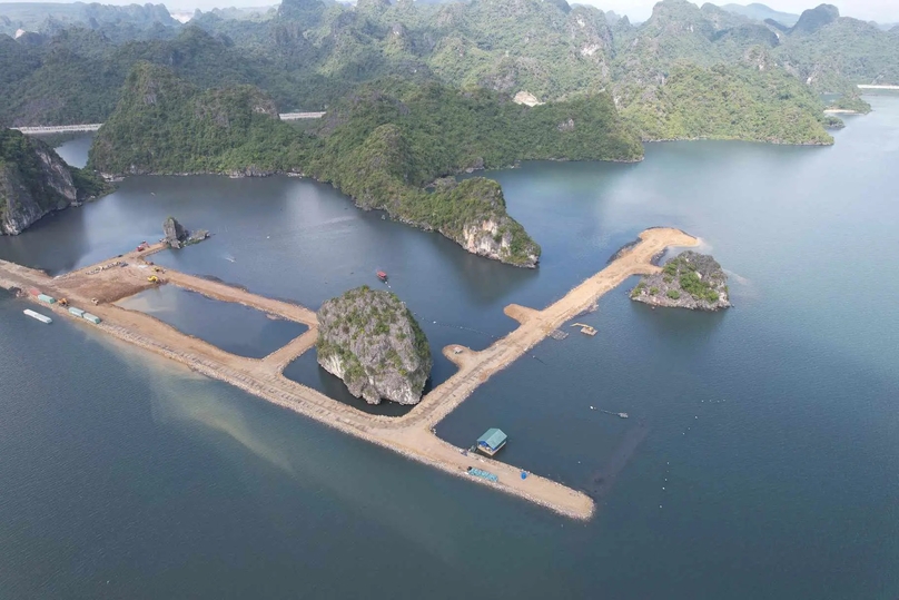 Construction of the controversial urban area project covering 3.88 hectares in a buffer zone for Ha Long Bay, a UNESCO heritage site in Quang Ninh province, northern Vietnam, has been suspended. Photo courtesy of Nguoi Lao Dong (Laborer) newspaper.