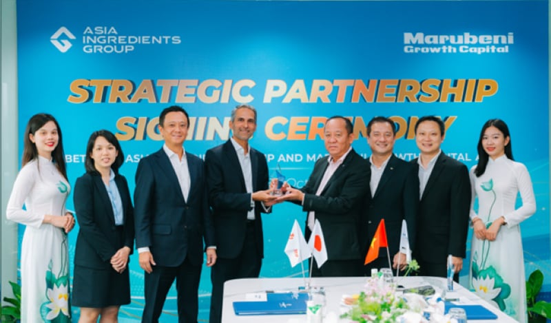 Executives of Marubeni and AIG Asia Ingredients sign a strategic partnership in Ho Chi Minh City, November 6, 2023. Photo courtesy of AIG Asia Ingredients.