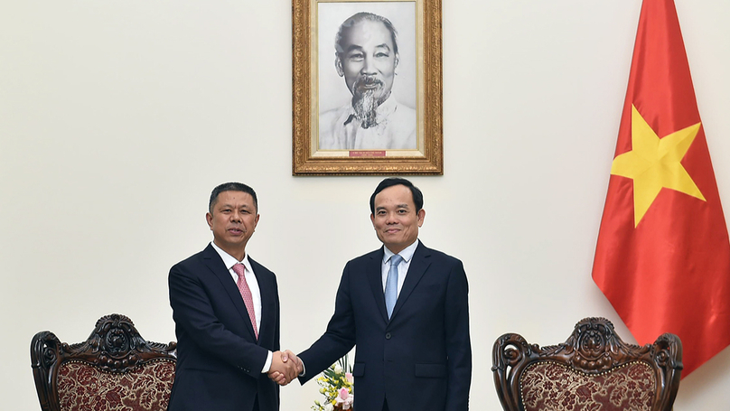 Gao Jifan (left), founder and chairman of Trina Solar, and Deputy Prime MInister Tran Luu Quang at a meeting in Hanoi, November 5, 2023. Photo courtesy of the government's news portal.