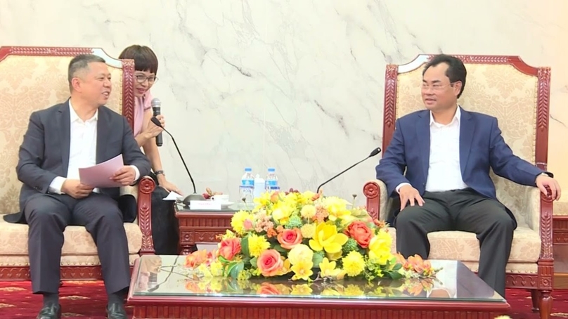 Gao Jifan (left), founder and chairman of Trina Solar, and Trinh Viet Hung, Chairman of Thai Nguyen province, at a meeting in the northern province, November 5, 2023. Photo courtesy of Thai Nguyen's news portal.