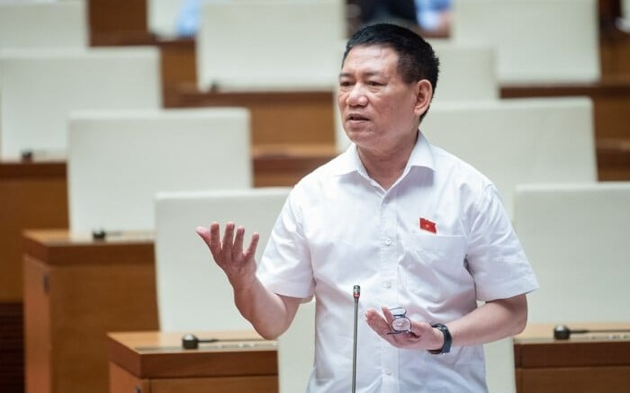 Minister of Finance Ho Duc Phoc speaks at a parliament Q&A session, November 6, 2023. Photo courtesy of the National Assembly's news portal.
